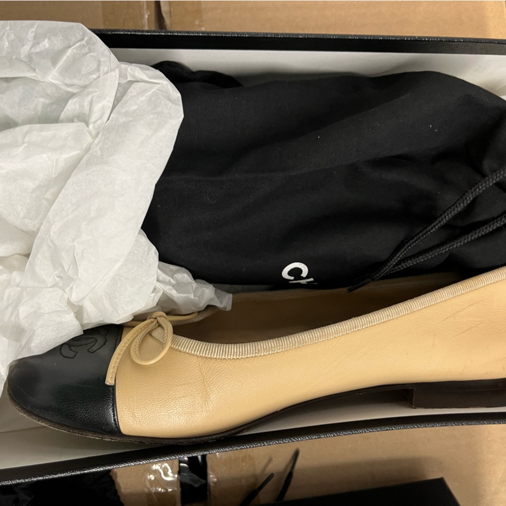 CHANEL Beige and Black Leather Cap-Toe Ballet Flats - Picture 3 of 11